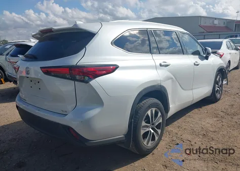2022 Toyota Highlander Xle z USA, uszkodzony, nr VIN 5TDGZRAH3NS100935